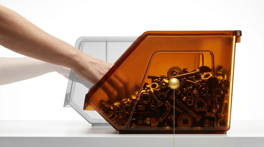 Ergonomik Erişim İçin Eğimli Ön Dudağa (Hopper Front) Sahip Plastik Kasaların Raf Ağırlık Merkezi